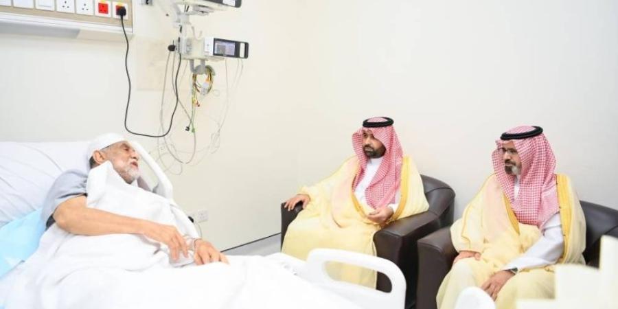 أمير جازان ونائبه يزوران شيخ شمل محافظة ضمد للاطمئنان على صحته