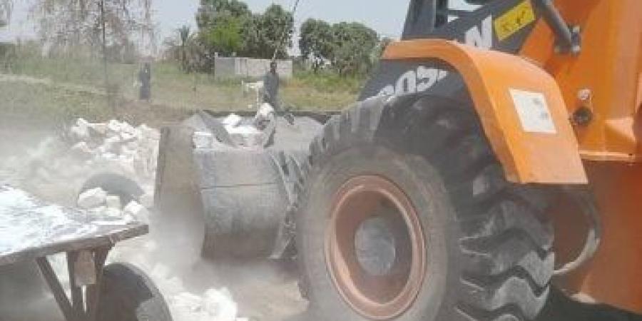 مدينة أرمنت تزيل 13 حالة تعدى على مساحة 1720 متر بالقرى والنجوع.. صور
