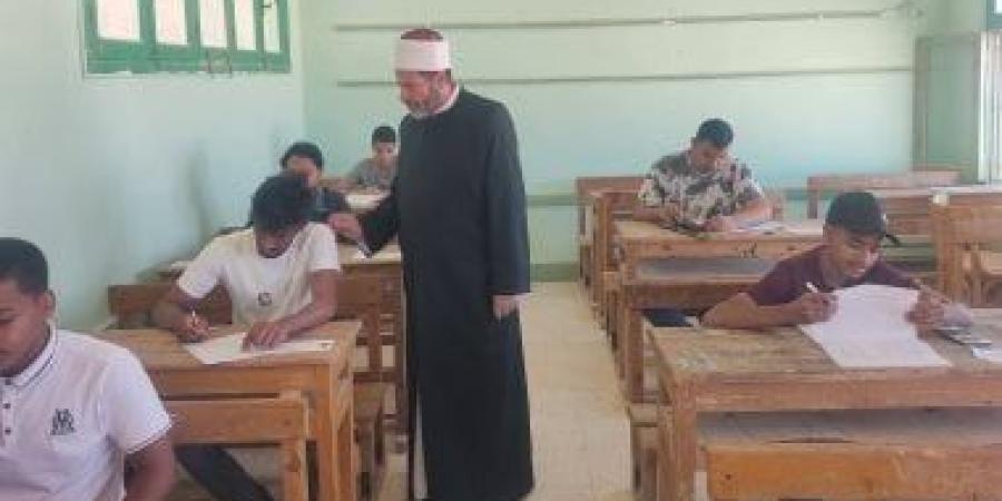 رئيس منطقة جنوب سيناء الأزهرية يتفقد امتحانات الشهادة الثانوية فى أبو زنيمة