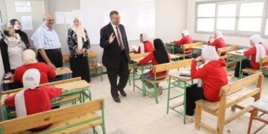 وكيل تعليم الوادى الجديد يتفقد لجان امتحانات مادة الجبر للشهادة الإعدادية