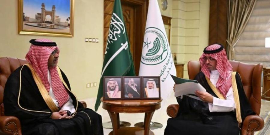 محافظ جدة يبحث المبادرات البيئية