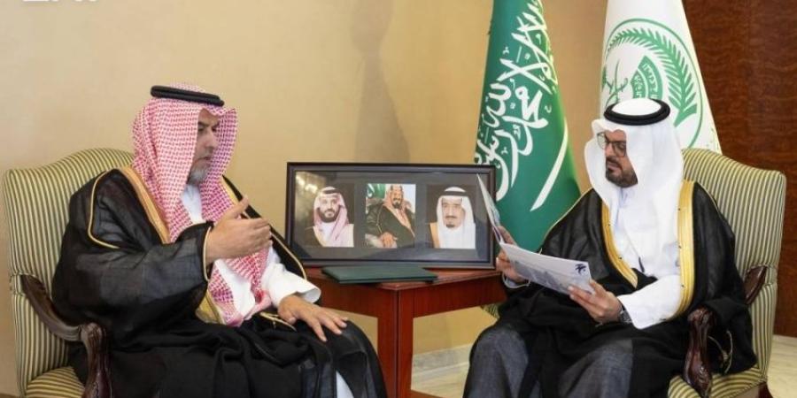 نائب أمير مكة يتسلَّم تقرير التعليم في الحج