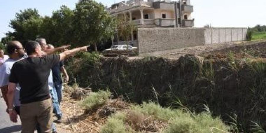 محافظ أسوان يرصد مخالفات بناء وتعديات بكوم أمبو ودراو ويوجه بالإزالة الفورية