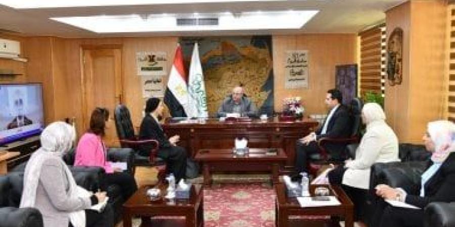​محافظ الفيوم يناقش مع التنمية المحلية والبيئة المرحلة 8 للمنح الصغيرة