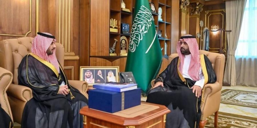 محمد بن عبدالعزيز يتسلّم التقرير السنوي لغرفة جازان لعام 2025