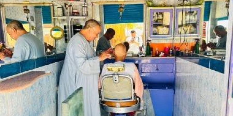 شغال من أيام الخمسينيات.. محل حلاقة بقنا يحكي حكايات 75 عاما من الذكريات.. صور