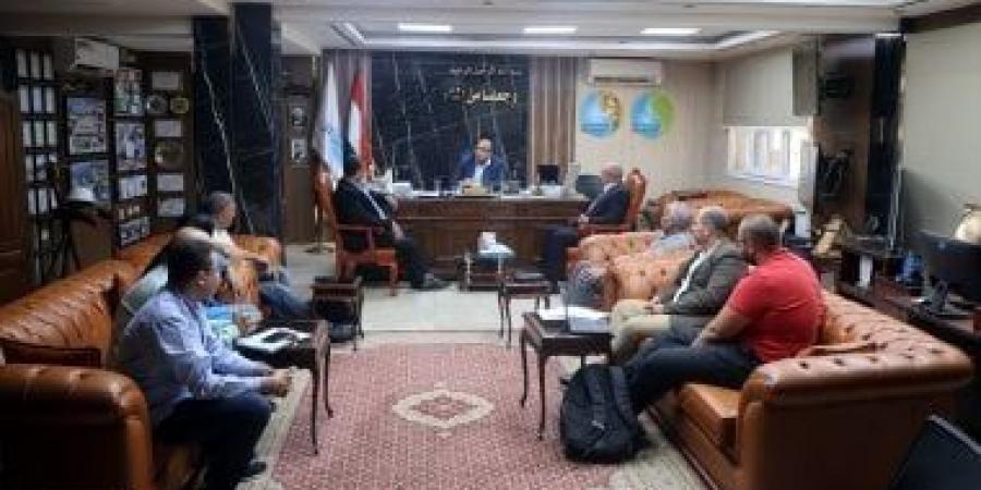 مياه سوهاج توقع عقد تنفيذ مشروع توسعات محطة رفع صرف صحى