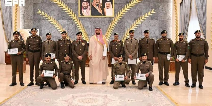 مُحافظ الطائف يكرّم عددًا من منسوبي شرطة المحافظة