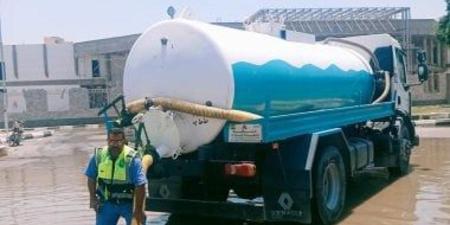 مياه القناة: سحب تجمعات المياه بالطريق الدائرى بالإسماعيلية عقب كسر خط مياه