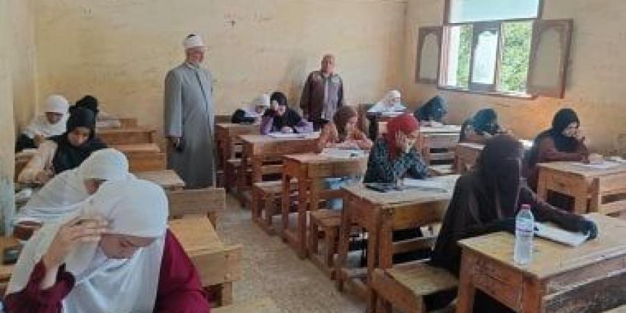 طلاب الأزهر بسوهاج يؤدون امتحان الكيمياء ورئيس المنطقة يتفقد لجان دار السلام