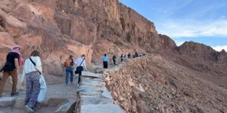 290 سائحًا يزورون دير سانت كاترين وجبل موسى وسط انتعاش للحركة السياحية