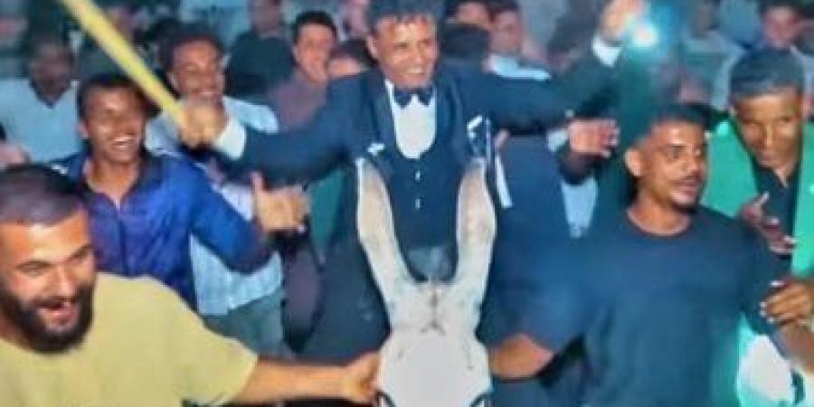 عريس يدخل حفل زفافه بحمار في قنا وأقاربه: "الفكرة هزار"