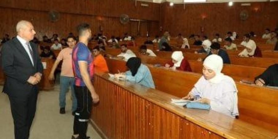 رئيس جامعة قناة السويس يتابع امتحانات الزراعة ومعهد التمريض