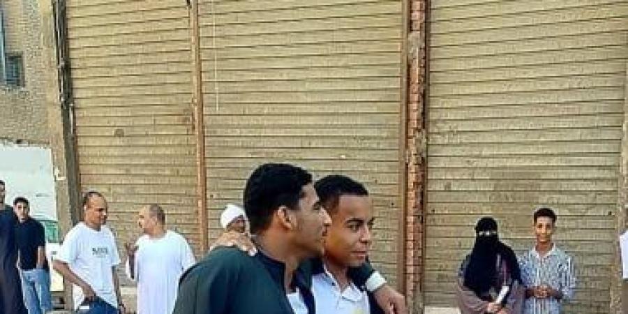 كتف صديقه عكاز.. طالب دشنا ساعد صديقه في دخول وخروج لجنة الثانوية