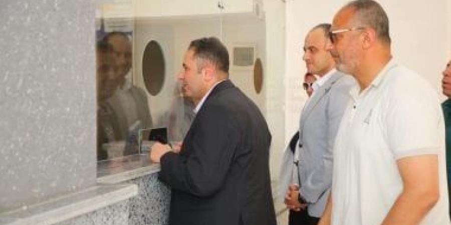 محافظ دمياط يتفقد المركز التكنولوجي لخدمة المواطنين بالبراشية ويشيد بجهود رئيس الوحدة القروية