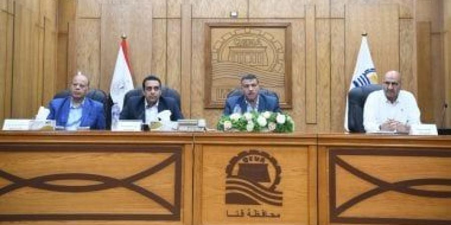 محافظ قنا يناقش الموقف التنفيذي لملفات التقنين والتصالح واسترداد أراضي الدولة