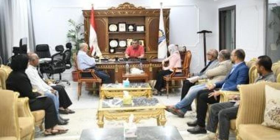 محافظ قنا يبحث توحيد الجهود وتعزيز التعاون مع مؤسسات المجتمع المدنى