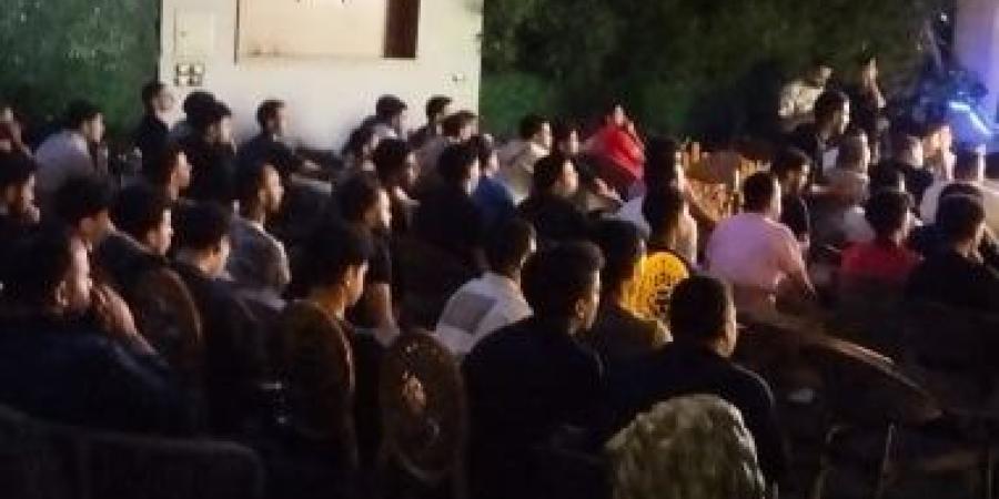 البنهاوية على المقاهى لبعد الفجر لمتابعة مباراة مصر ونيوزيلندا.. فيديو