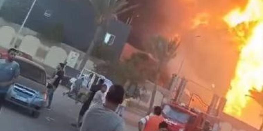 حريق هائل يلتهم مصنع دهانات في دمياط.. صور