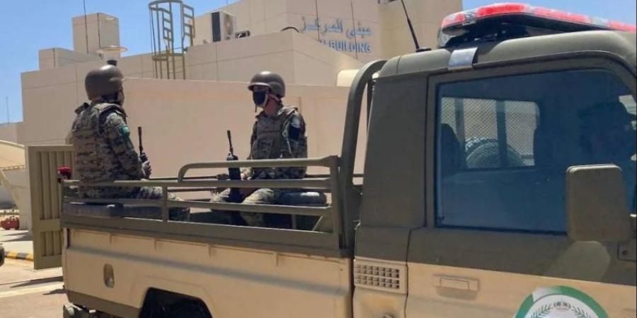 الأفواج الأمنية تقبض على مواطن لترويجه (70) كيلو جرامًا من القات المخدر