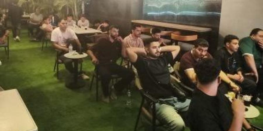هتافات ودعوات للمصريين أثناء متابعة مباراة مصر ونيوزيلندا بمقاهى المنوفية..  فيديو