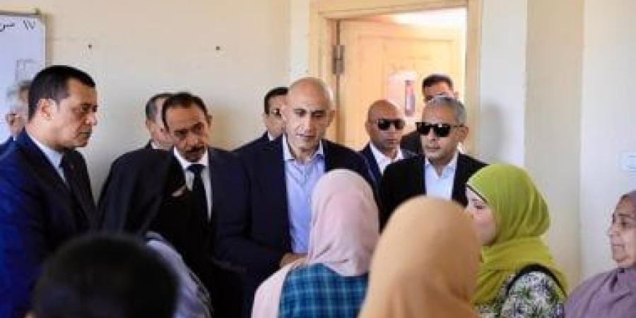 وزير التعليم ومحافظ سوهاج يتفقدان مدرسة الروافع.. ويؤكدان تطبيق الانضباط بحزم
