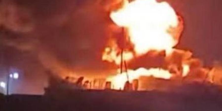 شاهد لحظة نشوب حريق هائل بمصنع كيماويات وصابون بالخانكة.. فيديو