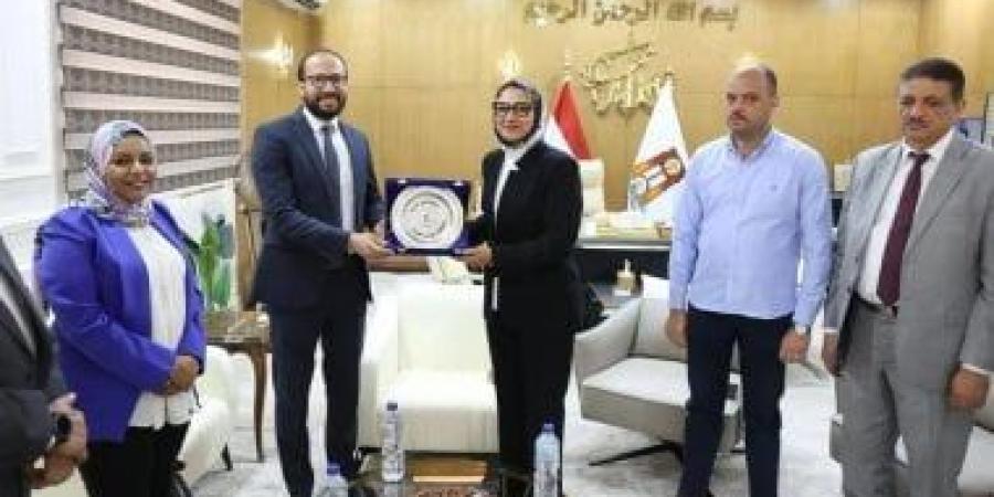 محافظ الوادي الجديد تبحث تطوير تكتلات التمور بالتعاون مع اليونيدو بتكلفة 8 مليون يورو