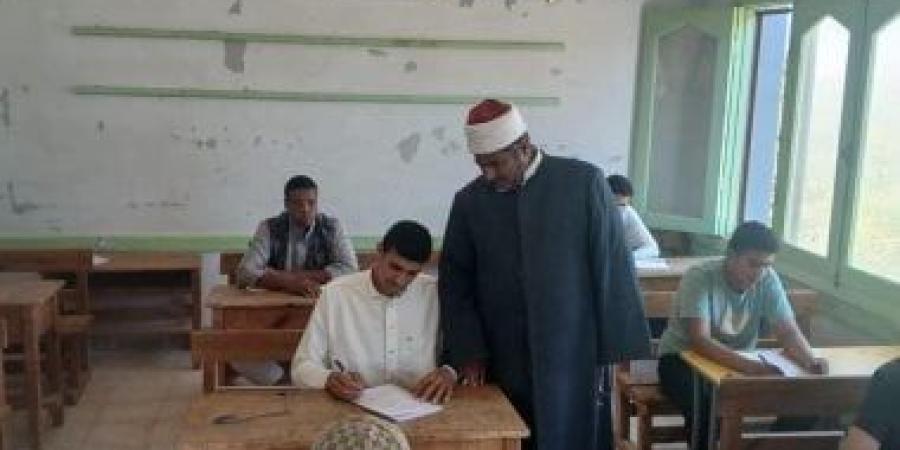 هدوء بلجان الثانوية الأزهرية بالإسماعيلية فى امتحان الفقه