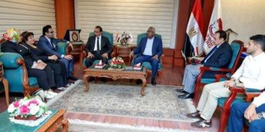 محافظ سوهاج يستقبل وفد الصحة لبدء تقييم المنشآت الطبية