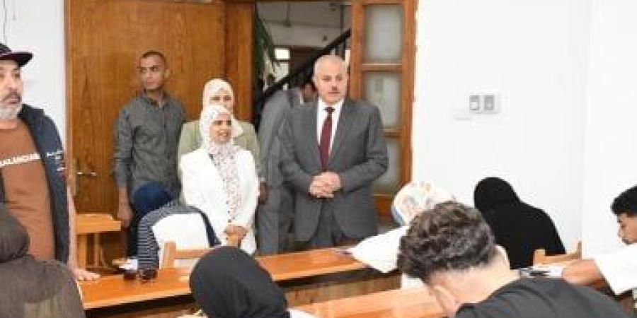 رئيس جامعة قناة السويس يتفقد امتحانات تمريض القناة