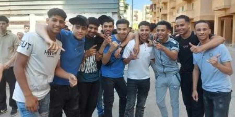 فرحة طلاب الثانوية فى الإسكندرية بسهولة امتحان اللغة الثانية.. فيديو