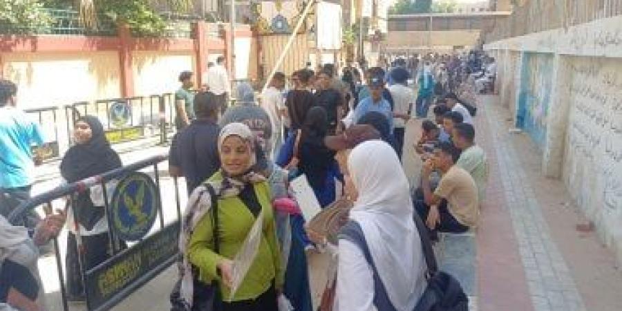 طلاب الثانوية العامة بأسوان: امتحان الفرنساوى والألمانى سهل ومباشر