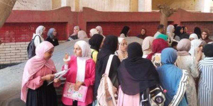51 ألف 553 طالب وطالبة بالقليوبية يتوافدون على لجان الثانوية العامة.. صور