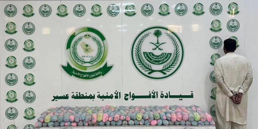 دوريات الأفواج الأمنية بمنطقة عسير تقبض على شخص لترويجه (108) كيلوجرامات من نبات القات المخدر