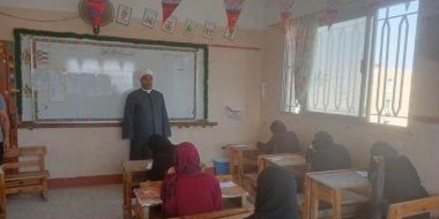 طلاب الثانوية الأزهرية بالإسماعيلية يؤدون امتحان الأحياء وسط أجواء هادئة