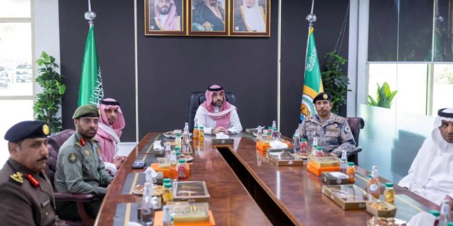 نائب أمير الحدود الشمالية يتفقد منفذ جديدة عرعر ويطلع على جاهزية الجهات الأمنية والخدمية