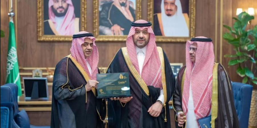 أمير منطقة الحدود الشمالية يتسلّم تقريرًا عن مطارات المنطقة