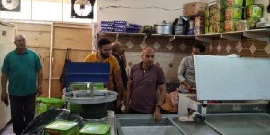 ضبط كميات من المواد الغذائية مجهولة المصدر بسيدى سالم فى كفر الشيخ