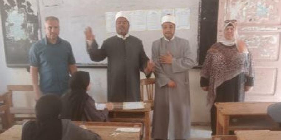مدير عام الإسماعيلية وموفد قطاع المعاهد يتابعان امتحانات الثانوية الأزهرية