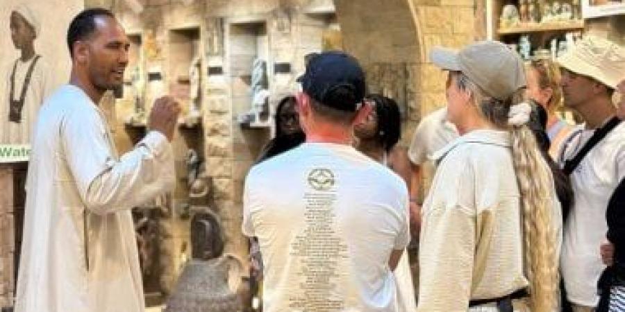 سياح العالم يتهافتون على سحر التحف الفرعونية المصنوعة بأيدى المصريين غرب الأقصر.. صور