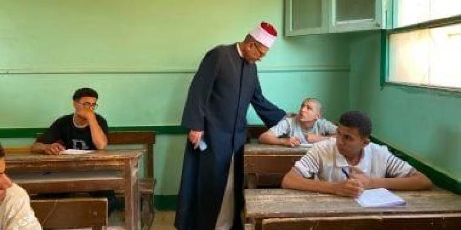 رئيس منطقة كفر الشيخ الأزهرية يتابع امتحان الصرف لطلاب أدبى بالشهادة الثانوية