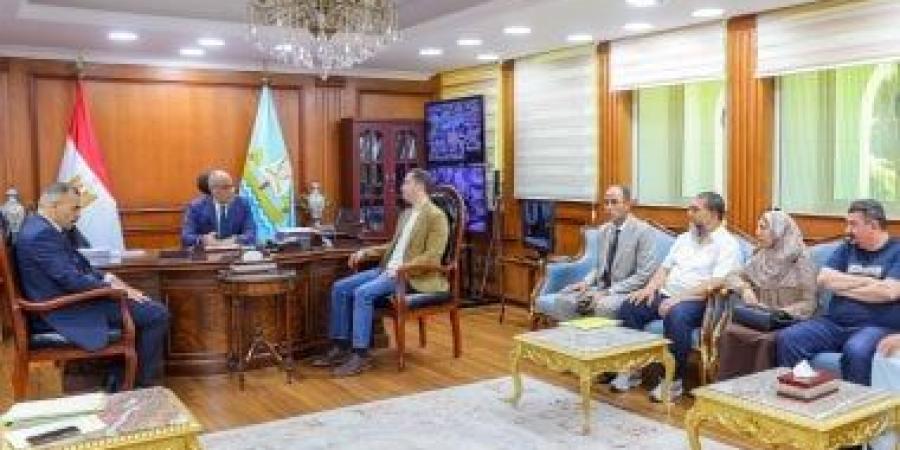 محافظ كفر الشيخ ينهي معاناة امتدت لأكثر من 24 عاماً ويسلم عقود أرض الجونة بالبرلس