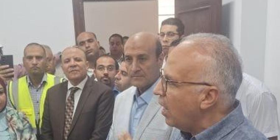 وزير الري يبدأ زيارته لأسيوط بتفقد قناطر ديروط الجديدة