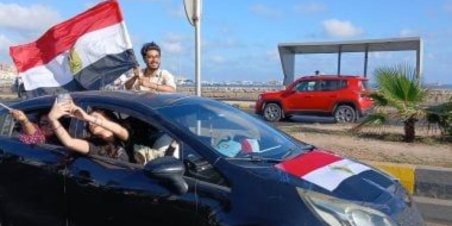 جماهير الإسكندرية تحتفل على الكورنيش بعد صعود منتخب مصر لدور الـ 32.. صور