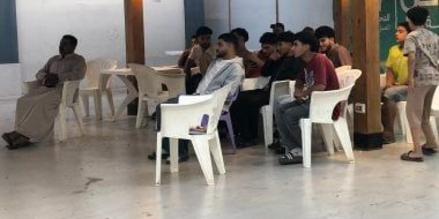 شباب قرية محمد صلاح يتوافدون على مركز الشباب لمتابعة مباراة مصر وإيران