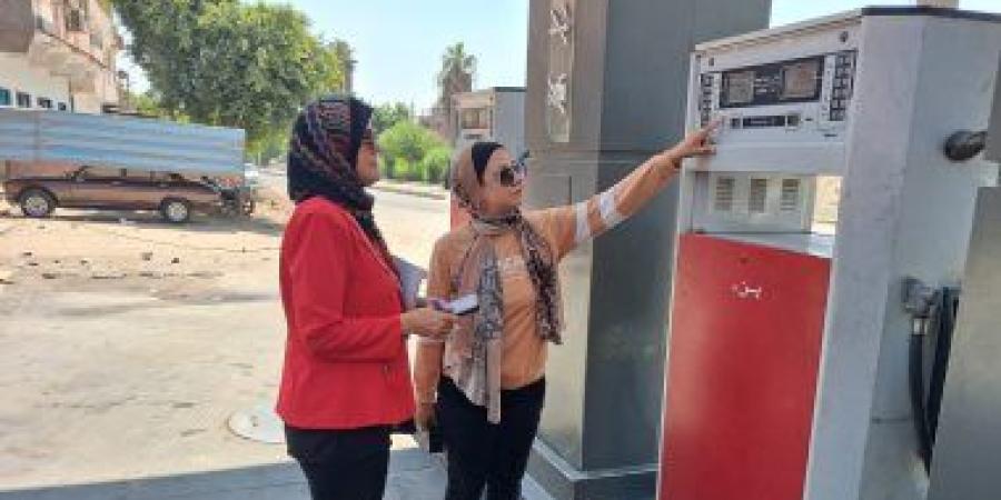 مديرية التموين بالإسماعيلية تضبط محطة وقود خلطت بنزين 92 بـ80.. صور