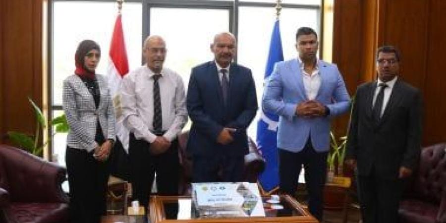 محافظ السويس يتسلم أول دفتر "8 أملاك" لحصر أملاك الدولة بالمحافظة