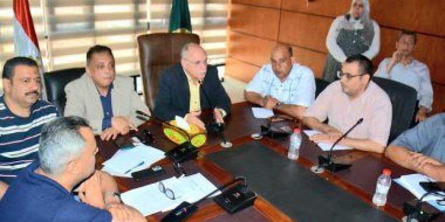 سكرتير الدقهلية يناقش آليات تسريع وتيرة الإنجاز بمراكز التراخيص المحال العامة