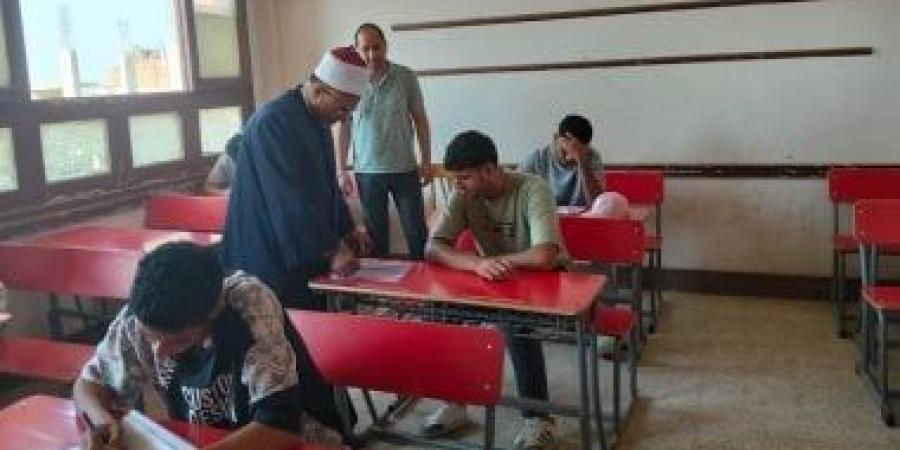 هدوء وانتظام بلجان الثانوية الأزهرية بالإسماعيلية خلال امتحان الجغرافيا